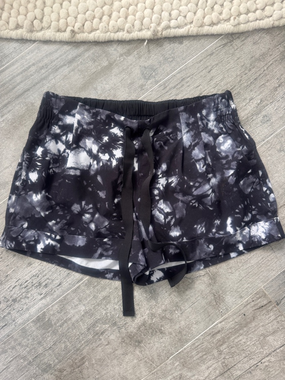 lululemon athletica Black & White Tie-Dye Athletic Shorts Sz 6